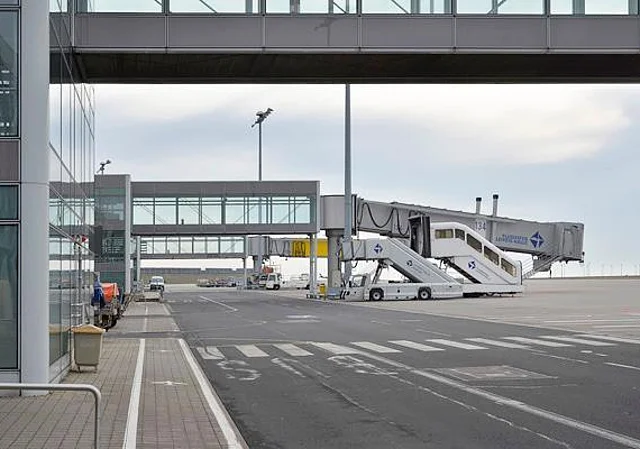 Pier mit Fluggastbrücken