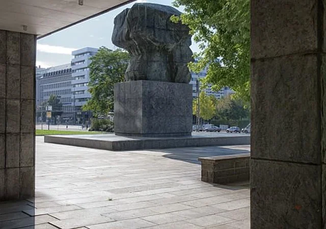 Durchblick auf das Karl-Marx-Monument