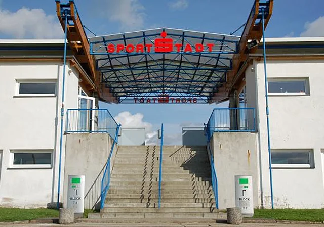 Tribüne, Westen, Zugang zum Rasenplatz