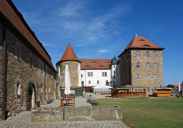 Blick vom Wirtschaftsgebäude zur Festung