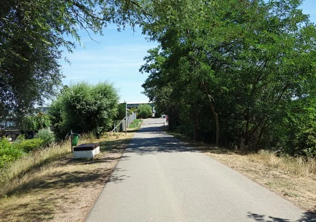 Weg vom Rast- und Spielplatz
