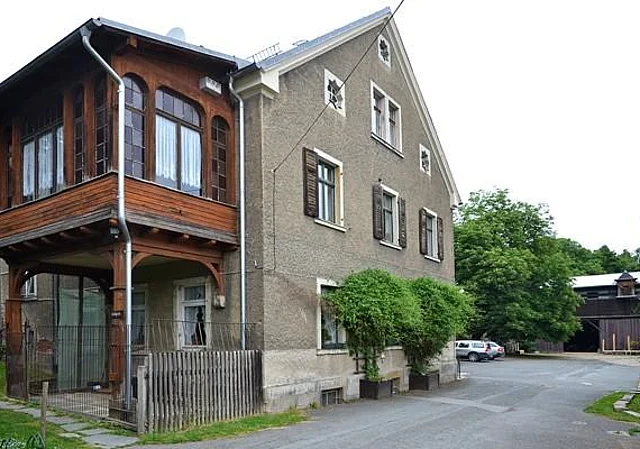 Vierseithof, Haupthaus mit Loggia