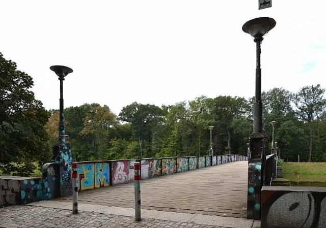 Clara-Zetkin-Park, Rennbahnsteig