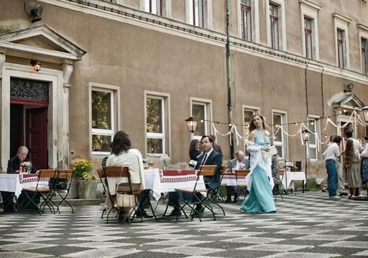 Claudia Michelsen, Jan Josef Liefers und Nadja Uhl (2.-4.v.l.) auf Schloss Cotta in Dohma