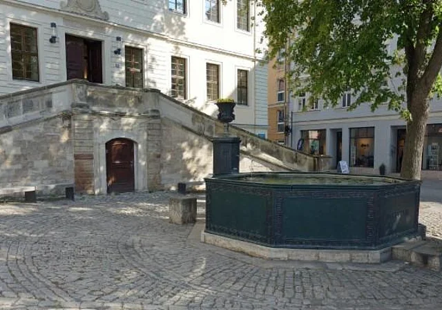 Herderbrunnen und Aufgang des ehem. Wilhelm-Ernst-Gymnasium
