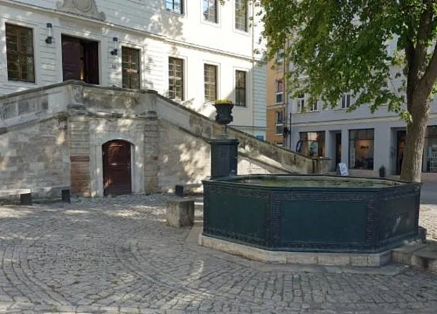 Herderbrunnen und Aufgang des ehem. Wilhelm-Ernst-Gymnasium 
