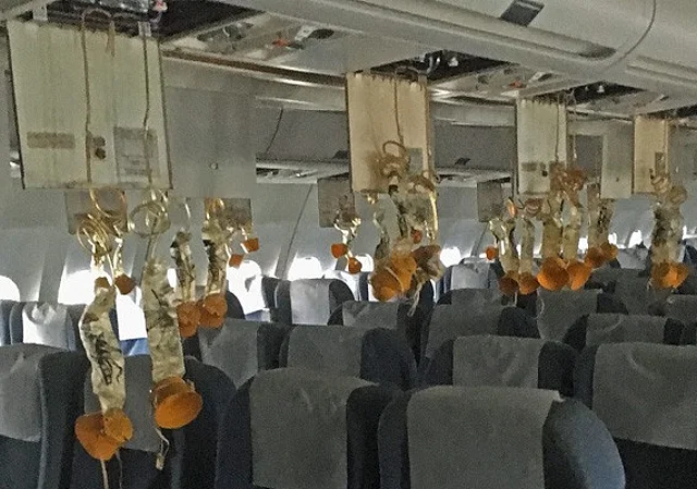 Airbus A310, Economy Class mit komplett heruntergelassenen Sauerstoffmasken