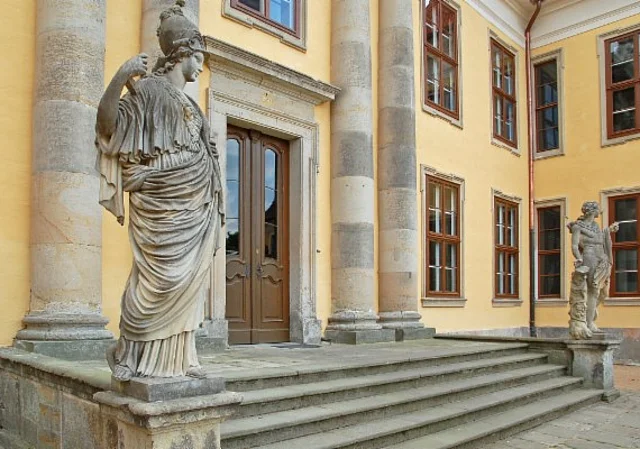 Schloss Mosigkau, Eingangsportal Hofseite