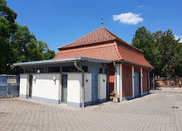 Trauerhalle außen 