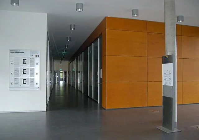 Blick vom Foyer zum Konferenzbereich
