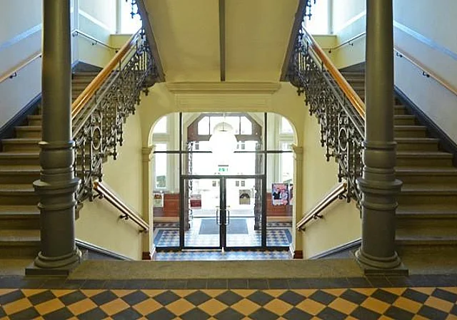 Alfred-Udo-Holzt-Bau (Haus 02), Treppenhaus