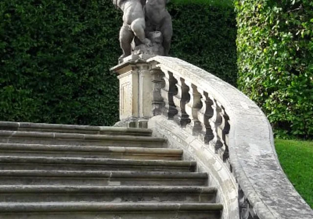 Stille Musik, Treppe mit Sandsteinfigur