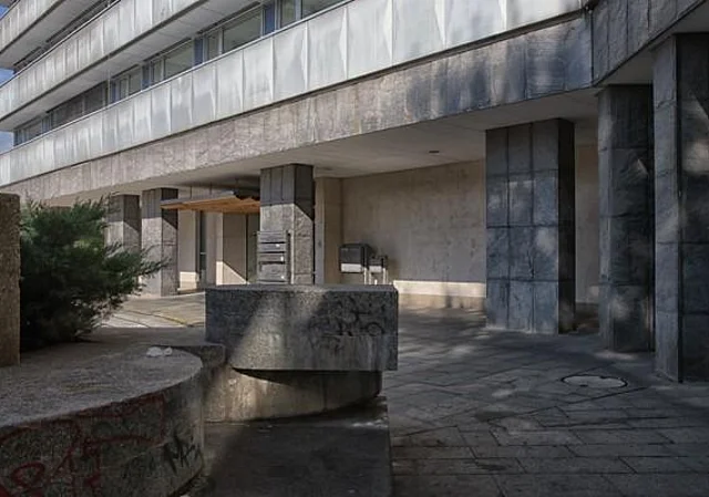 Eingang Bürohaus mit Plastik