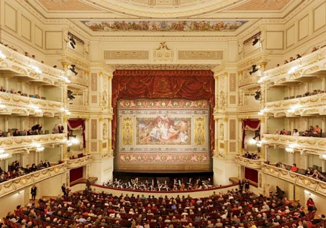 Zuschauersaal mit Schmuckvorhang