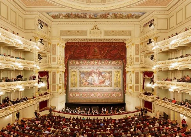 Zuschauersaal mit Schmuckvorhang 