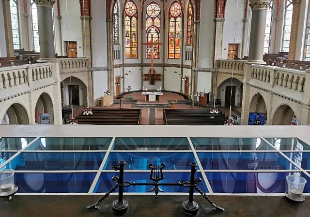 Blick von Orgel auf Altar