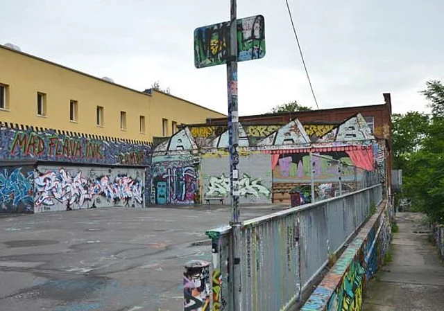 angrenzende Freifläche