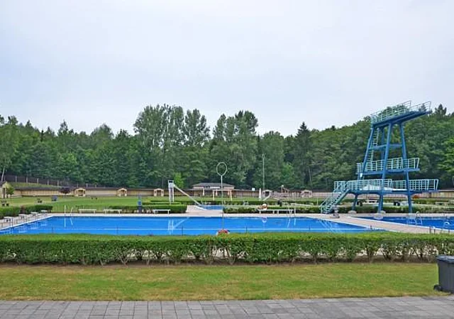 25m-Becken und Sprungbecken