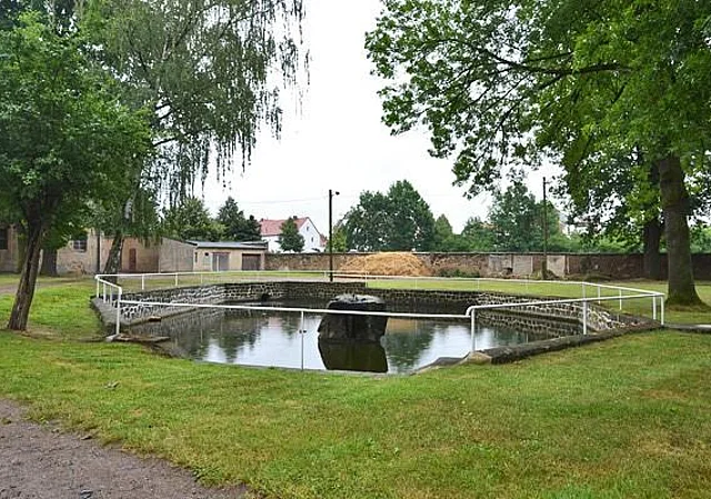Altes Jagdschloss Wermsdorf, Hälterbecken