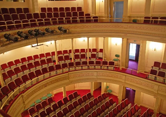 Carl-Maria-von-Weber Theater, Saal