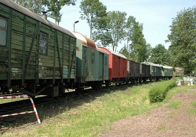 Wagenreihe historischer Güterwaggons