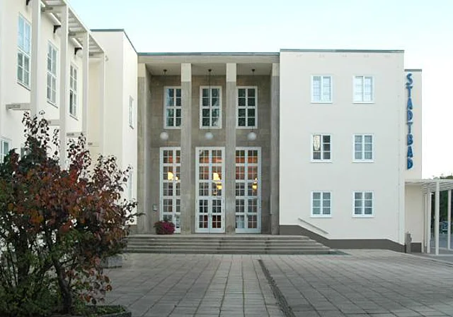 Haupteingang, Blick von Süd