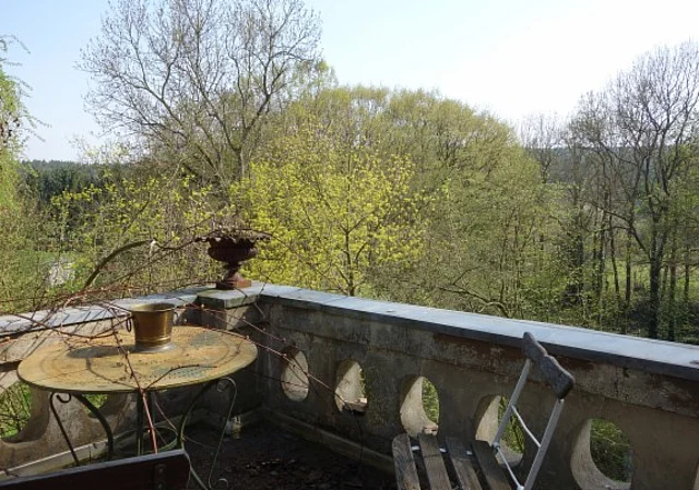Herrenhaus Terasse mit Blick zum Park
