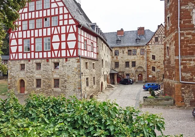 Blick von der Terrasse zum Schlosshof