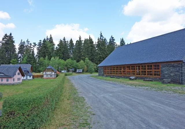 Weg zwischen Modelldorf und Doppelspalthütte