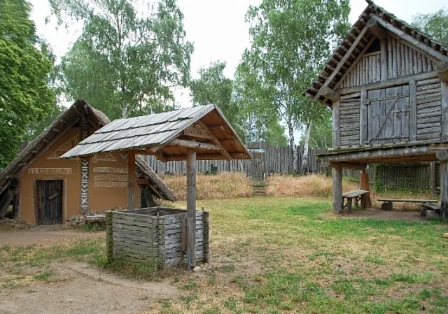Langobardenwerkstatt Zethlingen: Webhaus, Holzkastenbrunnen, Hochspeicher