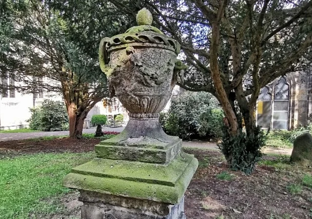 Grabstatue Geschmückte Urne