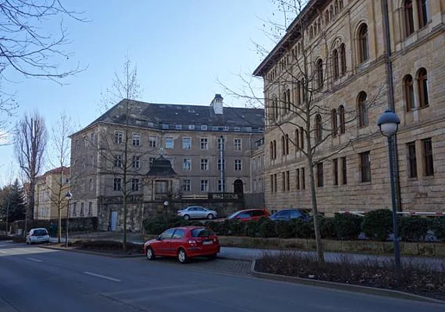 Ostseite mit Nebengebäude