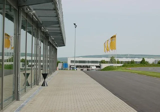 Nordseite mit Blick zur Einfahrt