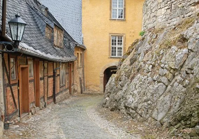 Nebenhof mit Handwerkerhäusern nach Osten