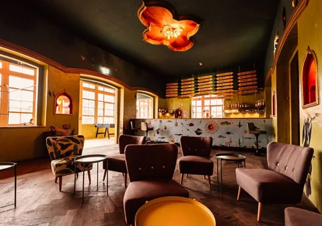 Sitzbereich und Bar