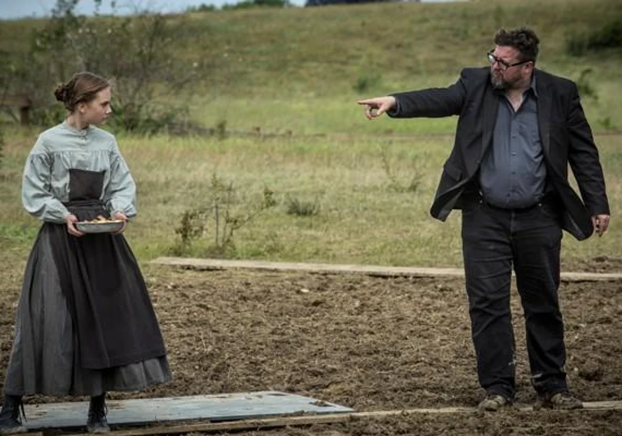 Emilia Jones und Martin Koolhoven am Set bei Grabe