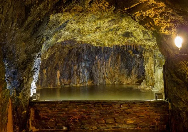Linke Quellgrotte