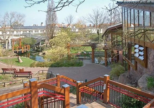 Zoo Halle, Blick vom Spielplatz zum Großkatzenhaus