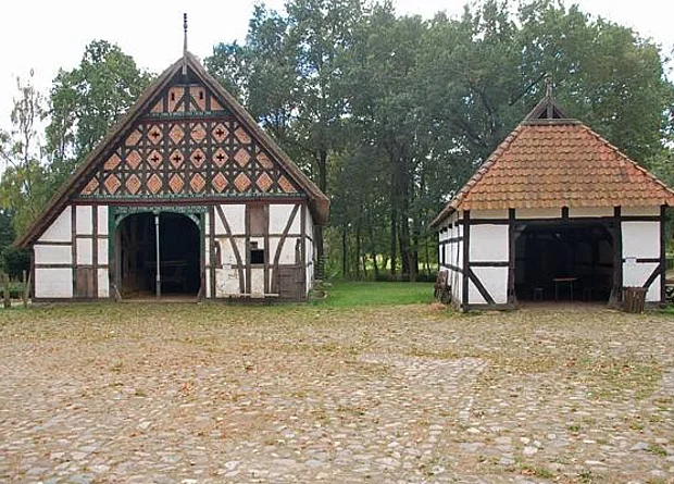 Hof Maxdorf: Hallenhaus und Schafstall 