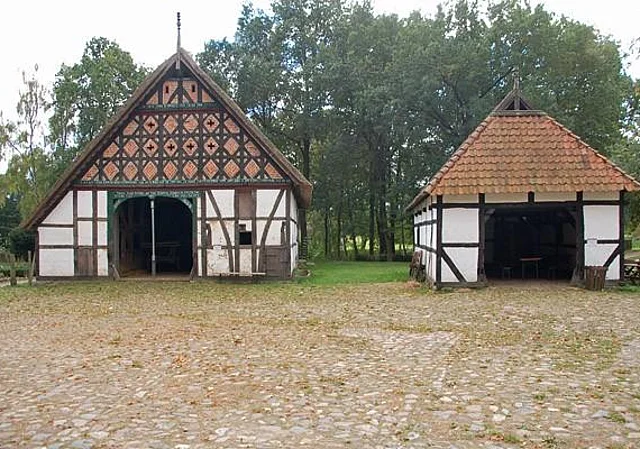 Hof Maxdorf: Hallenhaus und Schafstall