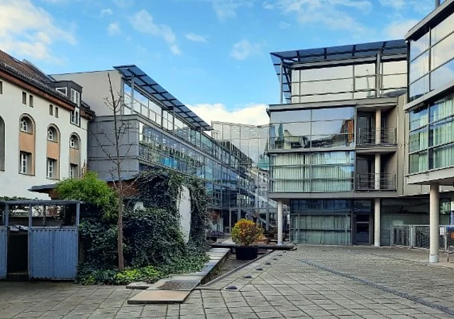 Innenhof Blick Richtung COMCENTER
