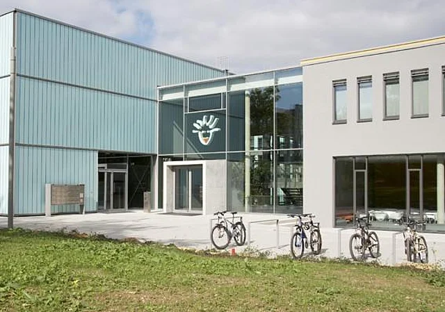 Eingangsbereich mit Cafeteria
