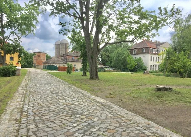 Schloss Königsborn, Zufahrt 