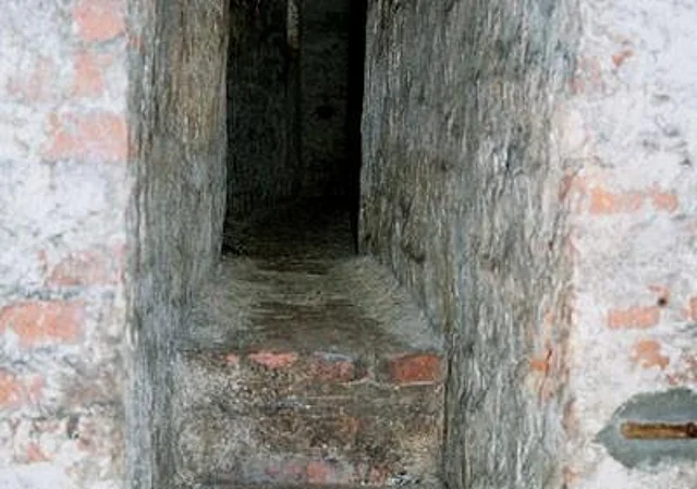 schmaler Treppenaufgang