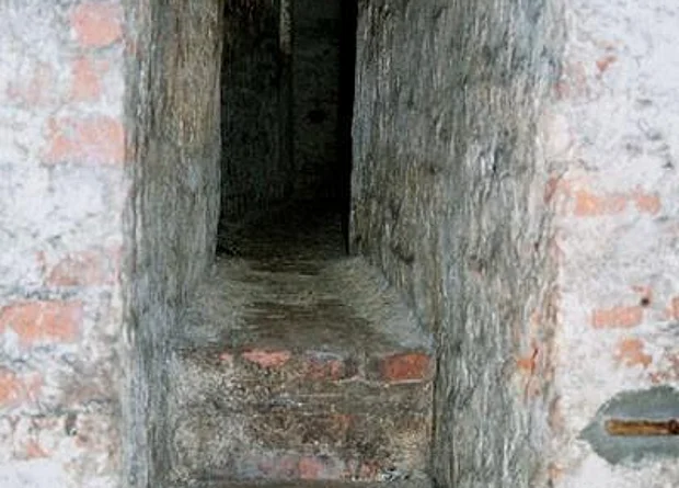 schmaler Treppenaufgang 