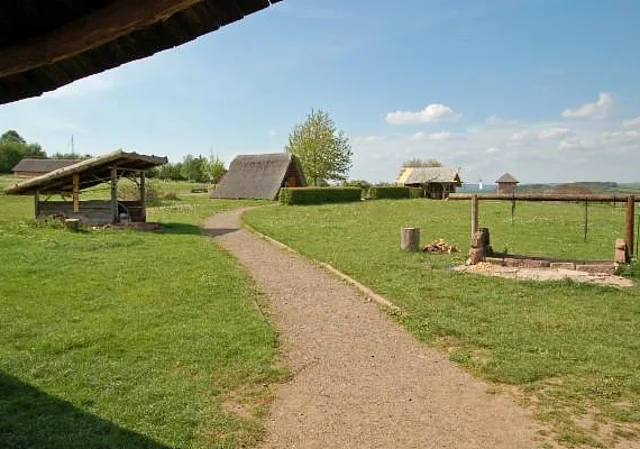 Blick über das Gelände zum Zangentor