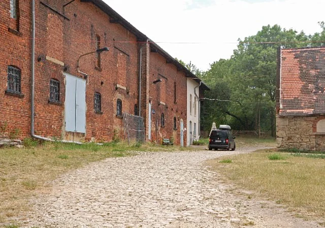 Kloster Posa, Vorderhof