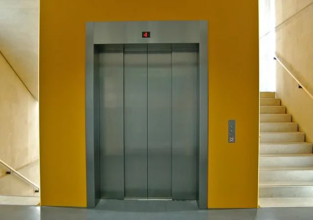 Treppenhaus und Fahrstuhl