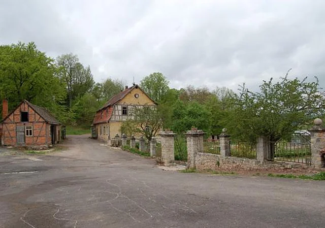 Blick zum Eingangstor vom unteren Wirtschaftshof