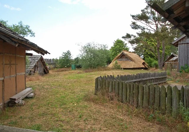 Langobardenwerkstatt Zethlingen: Zweipfostenhütte, Grubenhaus